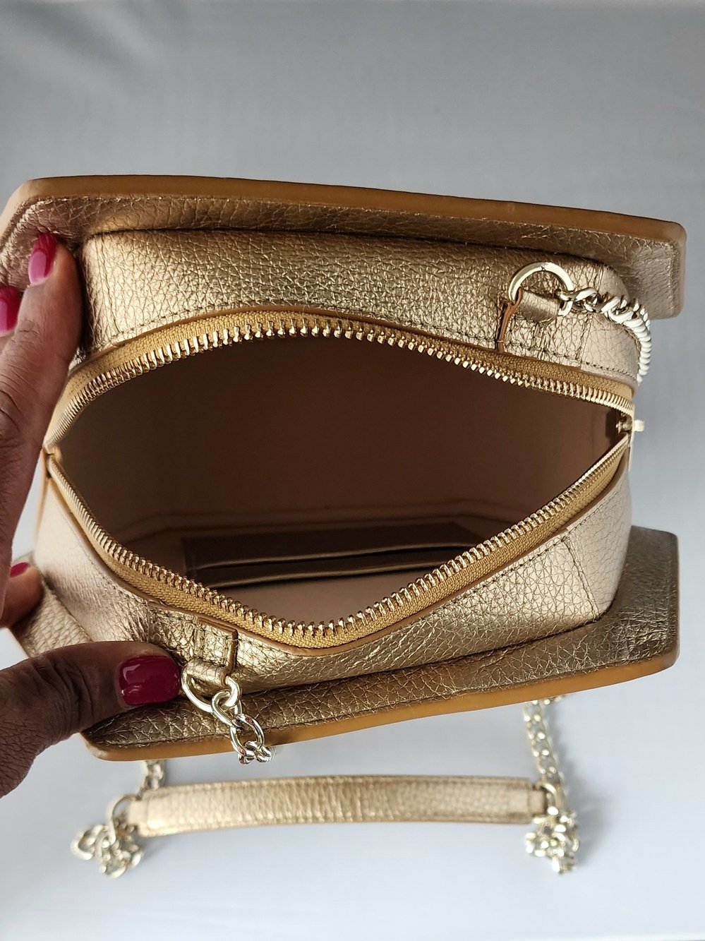 BEE & KIN 'SIDEKICK 2.0' Metallic Gold Hexagon Crossbody Bag with Chain Strap - Picture 7 of 8